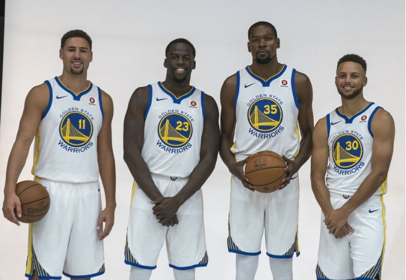 当两队旗鼓 当两队旗鼓